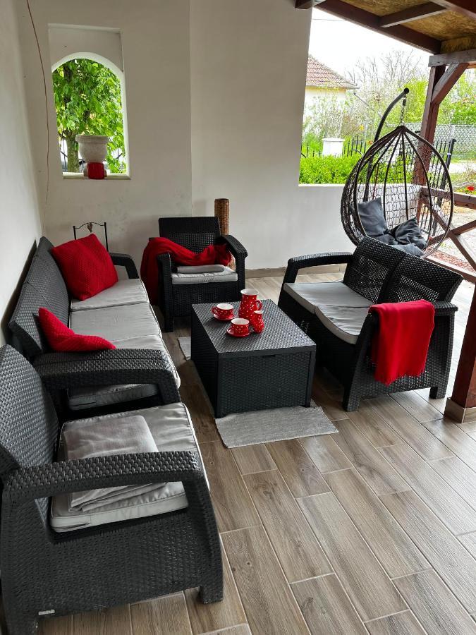Poettyoesotthon Vendeghaz Apartment Tiszababolna ภายนอก รูปภาพ