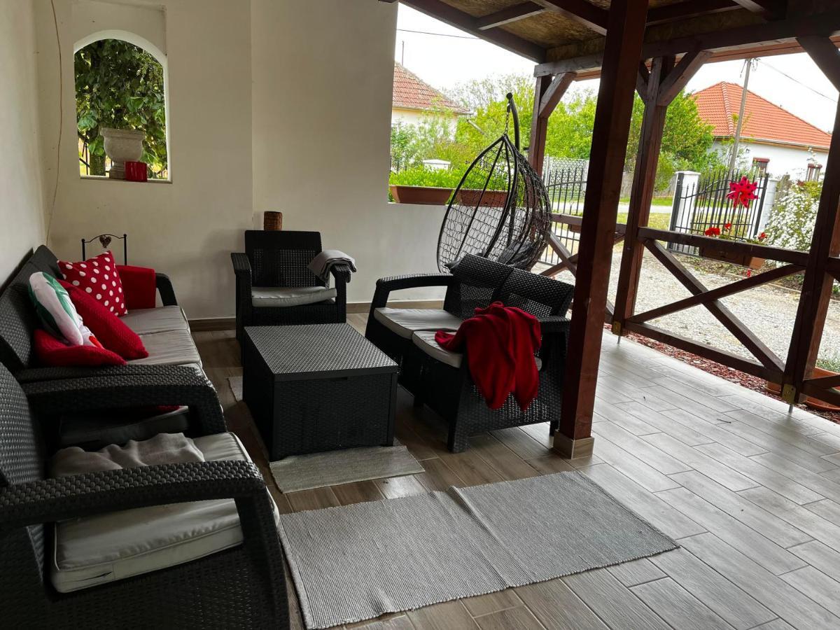 Poettyoesotthon Vendeghaz Apartment Tiszababolna ภายนอก รูปภาพ